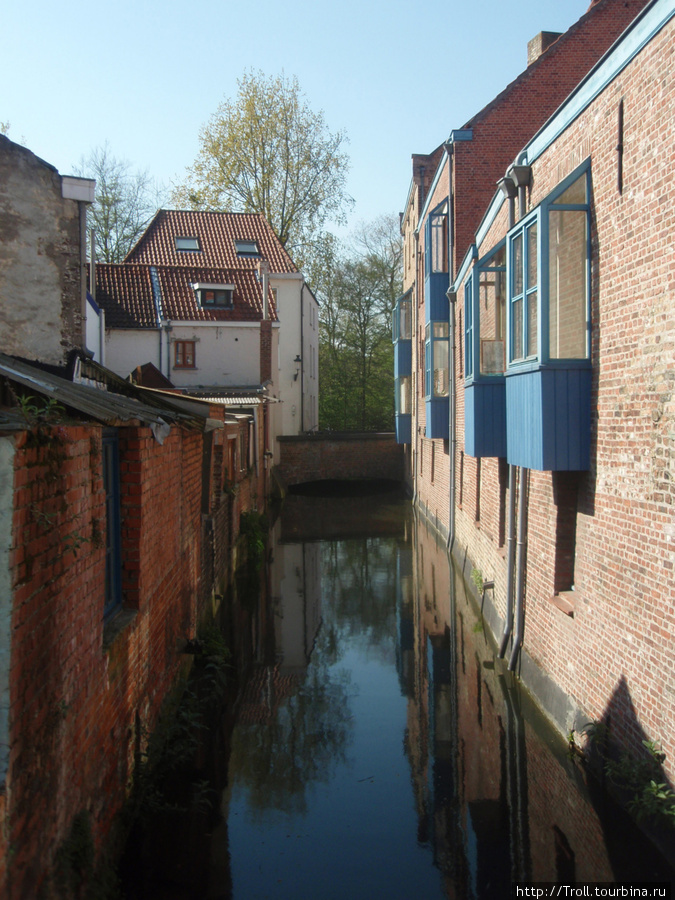 Совсем карманный канал, этакий переулок среди каналов Брюгге, Бельгия