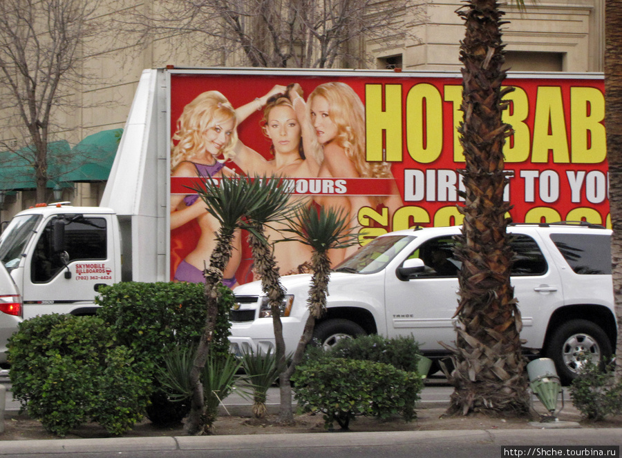 По Стрипу ездят рекламы заведений из соседних улиц Лас-Вегас, CША