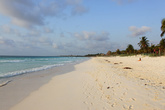 Длинный пляж с белым песком-  всё для нас и без толп туристов