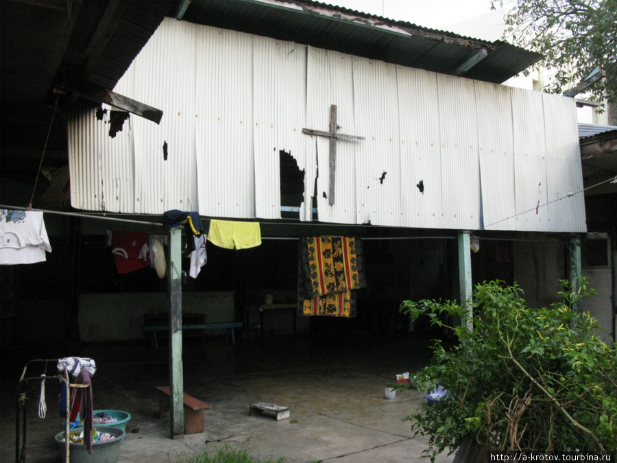 В этом здании — в бывшем христианском гэстхаусе — обрёл долгий приют г-н Александр Потоцкий из Владивостока Джайпура, Индонезия