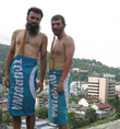 Антон Кротов и Александр Потоцкий, нарядившись в флаги Турбины.ру, меряются котеками в Джайпуре