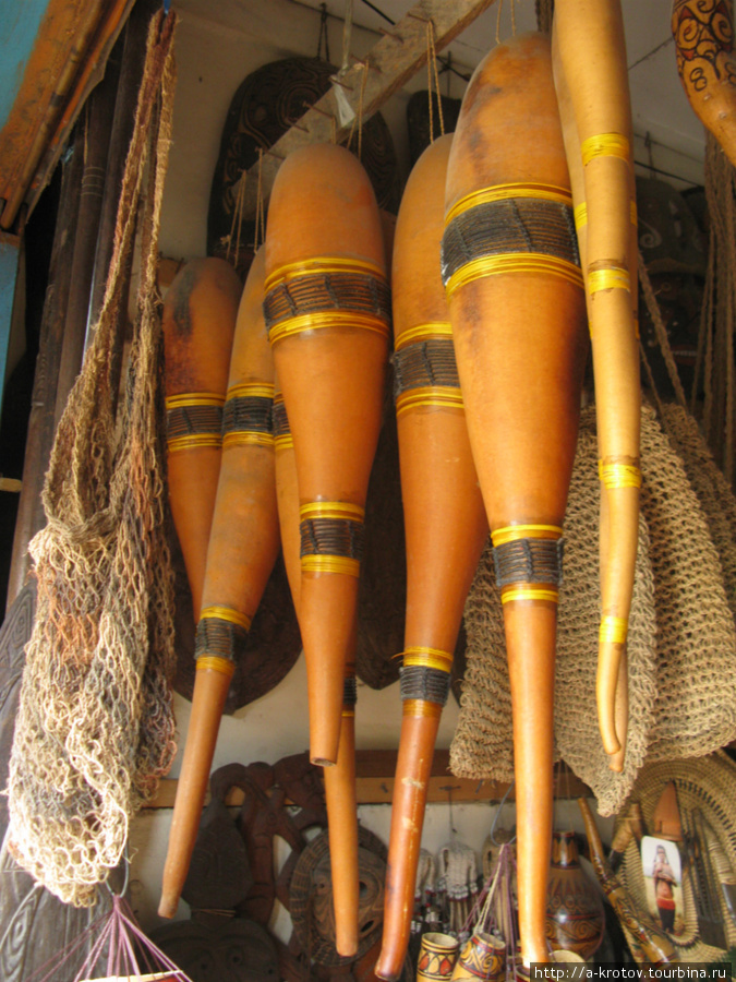 Котеки и другие сувениры на продажу — рынок в районе Хамидия Джайпура, Индонезия