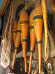 Котеки и другие сувениры на продажу — рынок в районе Хамидия