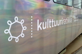 Так выглядит бок трамвая. Эмблема и название. Фото взято со страницы сайта Kulttuuriratikka.