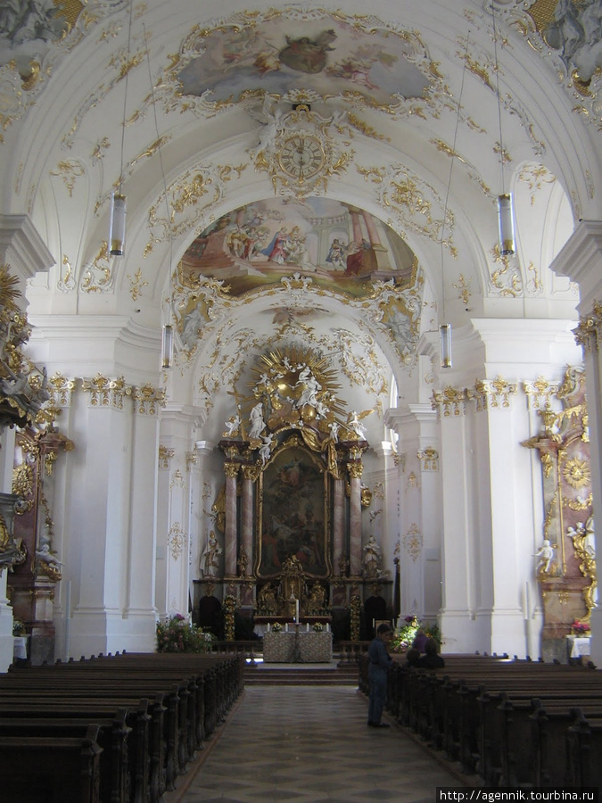 Внутри церкви монастыря. Внутренняя отделка, лепка и роспись-  Иоганн Баптист Циммерман. Мюнхен, Германия