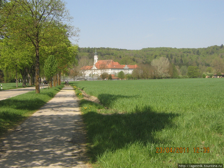 Вид на монастырь с дороги ведущей к Изару Мюнхен, Германия