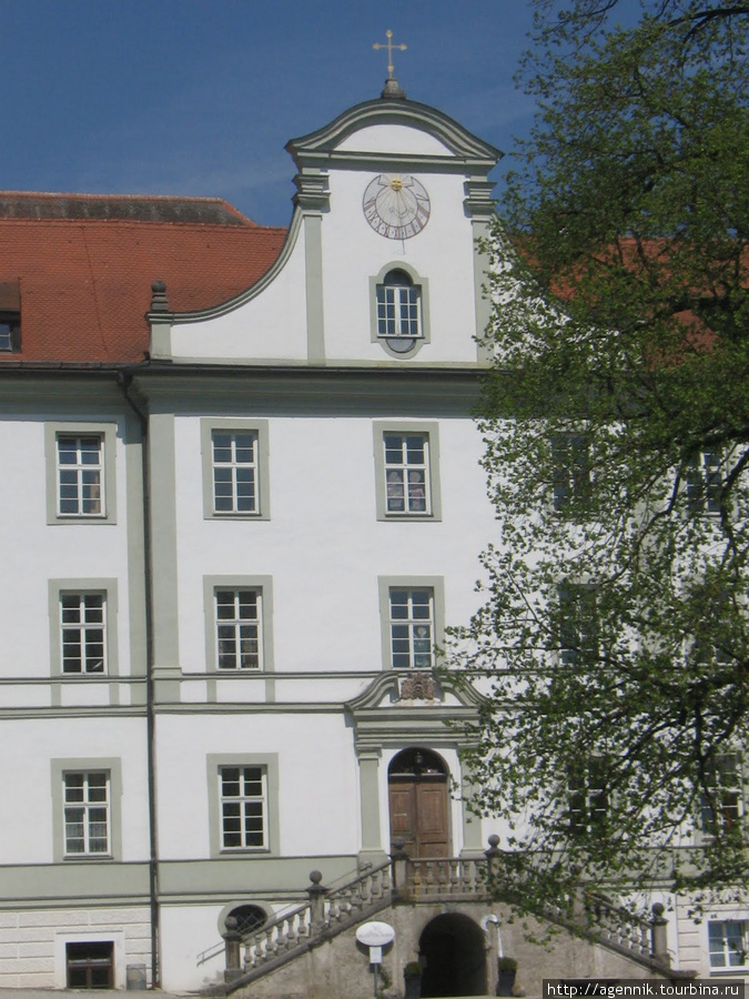 Еще раз фасад здания монастыря Мюнхен, Германия