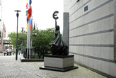 У здания ЕвроПарламента памятник-скульптура знаку Евро.
