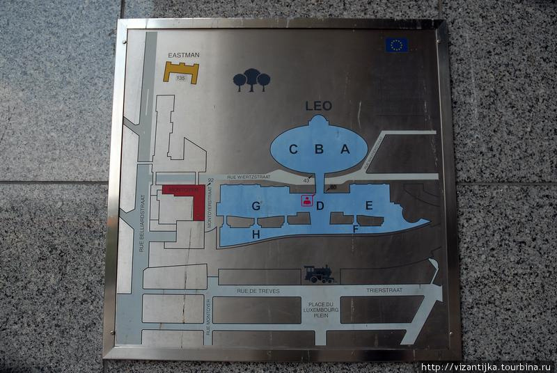 На здании ЕвроПарламента висит табличка-схема. Брюссель, Бельгия