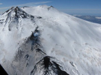 Центральные кратеры и извержение, фотография сделана в марте 2009 г. из вертолета