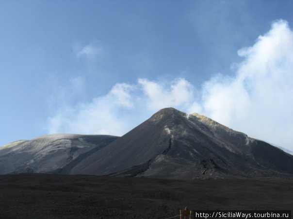 Самая вершина, восточный центральный кратер, высота около 3350 м.