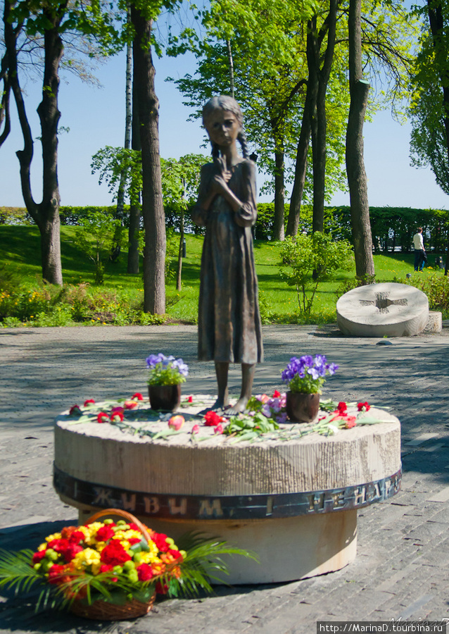 скульптура девочки с колосками в руках на площади Памяти Киев, Украина