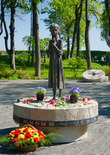 скульптура девочки с колосками в руках на площади Памяти