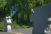 два ангела, в нижней части скульптур выгравированы года — 1932-1933