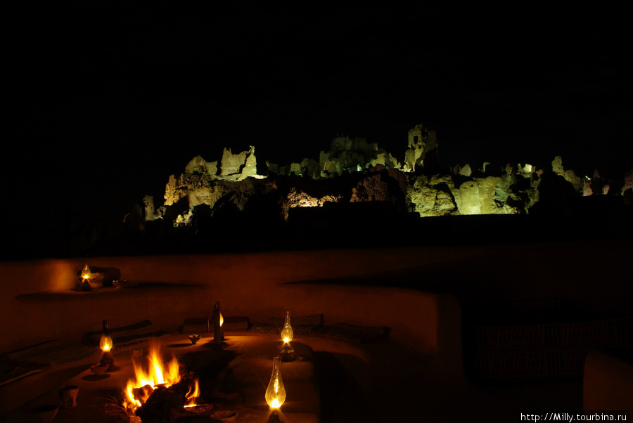 Огонь на крыше виллы зажигали каждый вечер. Подсвеченные руины на заднем плане — крепость Шали Оазис Сива, Египет