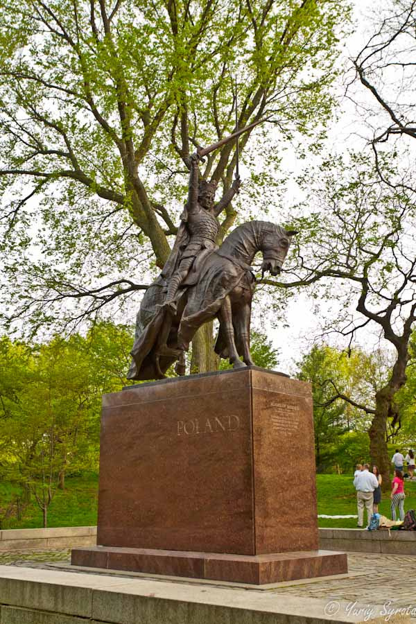 Памятник королю Польши.
http://en.wikipedia.org/wiki/King_Jagiello_Monument Нью-Йорк, CША