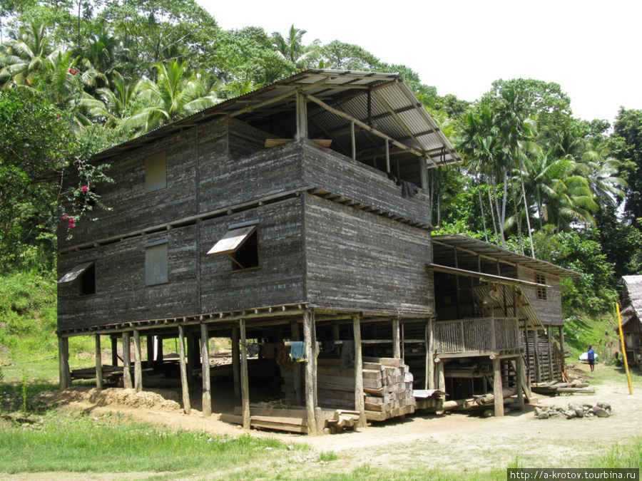 Можно и супердом соорудить из лесных материалов, правда тут доски нужны, но зато человек на 30 дом Папуа-Новая Гвинея
