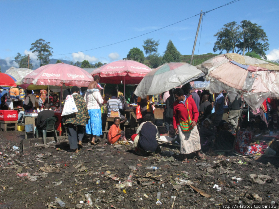 За городом —  дикий грязный рынок Маунт-Хаген, Папуа-Новая Гвинея