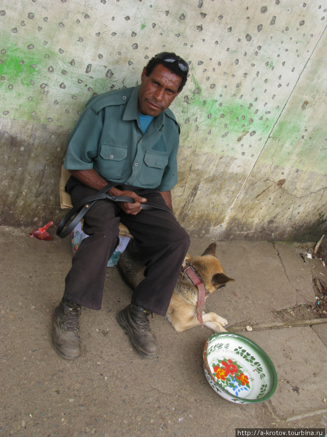 Возле супермаркетов дежурят охранники с собаками Маунт-Хаген, Папуа-Новая Гвинея