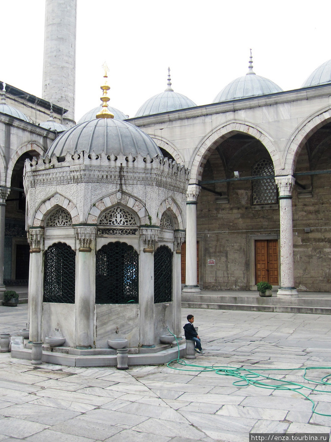 Внутренний двор Новой мечети Стамбул, Турция
