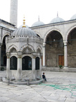 Внутренний двор Новой мечети