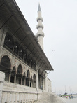 Один из двух минаретов Новой мечети
