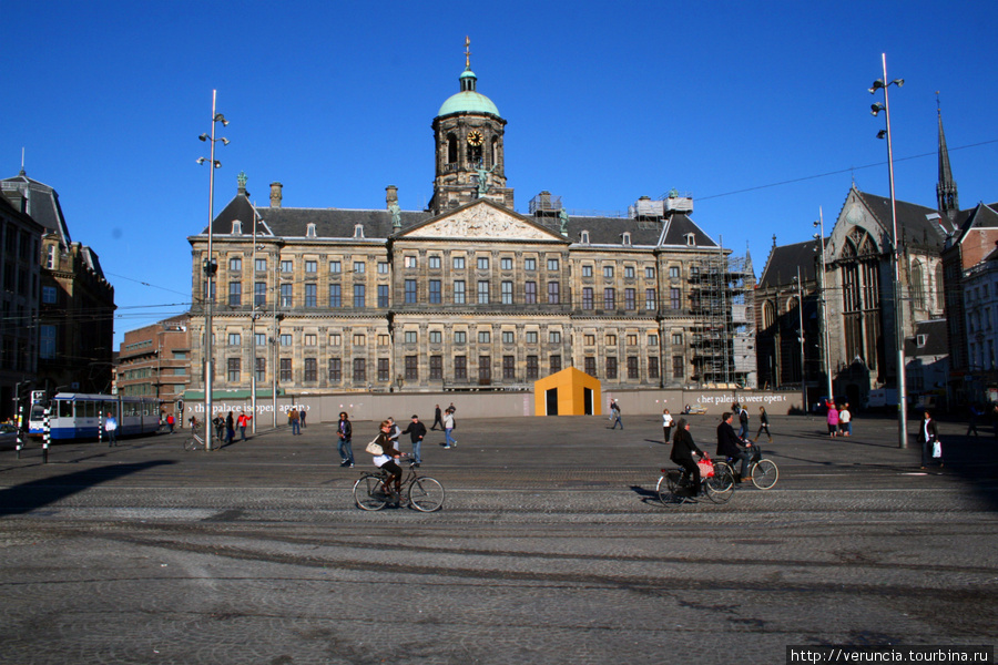 Как правило, туристы впервые приезжающие в Амстердам начинают экскурсию с площади Дам. Здесь в 13 веке была построена первая дамба на реке Амстел, давшая название городу.
Одним из главных украшений площади является Королевский дворец. Амстердам, Нидерланды