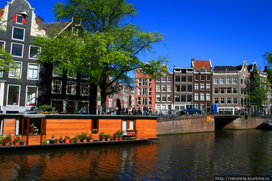 Настоящие амстердамцы любят не только крутить педали, но и жить на воде в плавучих домах. Большие баржи или тесные кораблики, с любовью украшенные цветами придают неповторимый шарм городу. Амстердам, Нидерланды