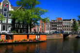 Настоящие амстердамцы любят не только крутить педали, но и жить на воде в плавучих домах. Большие баржи или тесные кораблики, с любовью украшенные цветами придают неповторимый шарм городу.