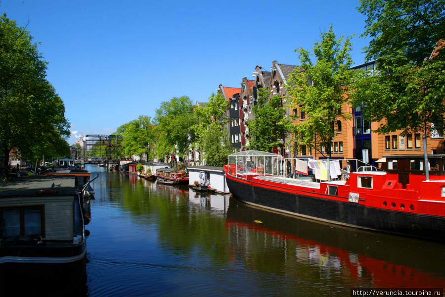 Множество таких лодок, тесно пришвартованных у берегов каналов, мы видели в квартале Йордан. Амстердам, Нидерланды