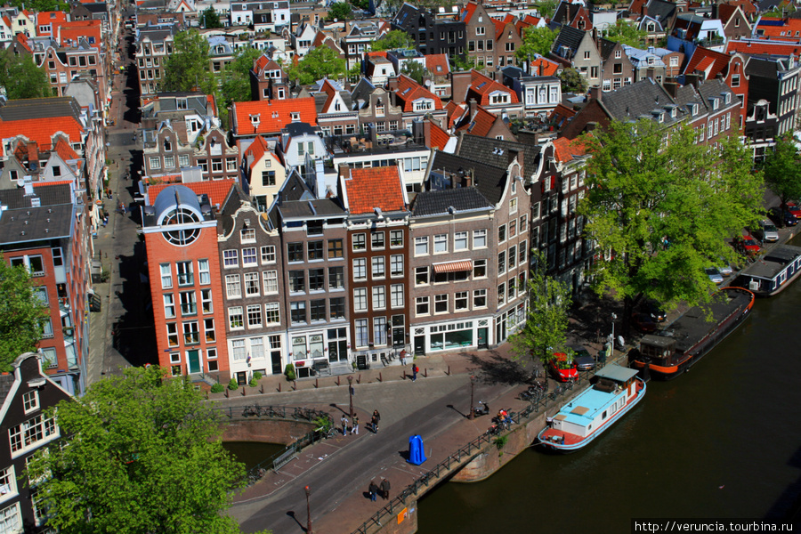 С колокольни открывается захватывающий вид на улицы и каналы Амстердама. Амстердам, Нидерланды
