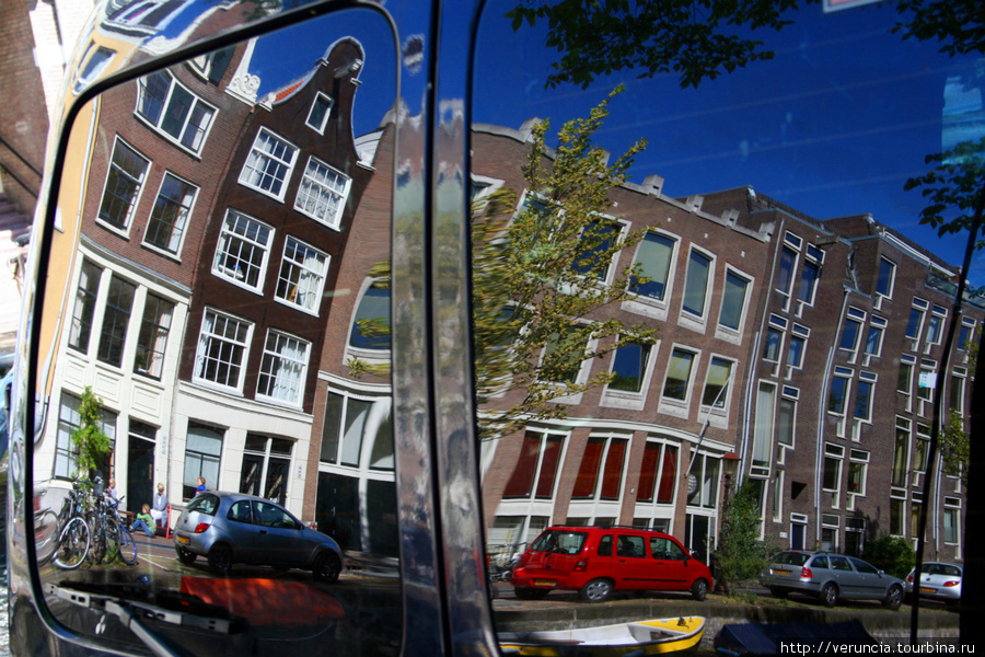 Этот город хочется рассматривать часами, детально. Ловя отражения немножко пьяных домов в витринах и зеркалах, разглядывая фасады зданий. Амстердам, Нидерланды