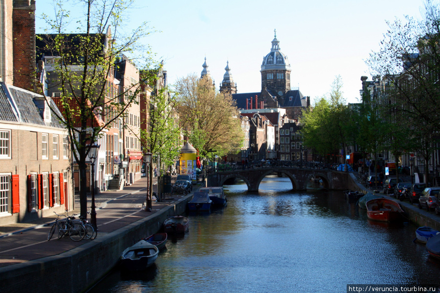 Помню, что одно из самых ярких впечатлений в первой поездке в Амстердам (тогда я была проездом) было у меня от квартала Красных фонарей. Огромная негритянка оголила перед нами — девчонками грудь и показала язык. Бр-рр. Вспоминаю, до сих пор содрогаюсь. Естественно, мы с мужем, как и многие наши соотечественники, прилетев вечером в Амстердам, первым делом отправились туда, где в свете красно-фиолетовых неоновых огней путаны демонстрируют себя. На сей раз ночное шоу за стеклом удивило обилием симпатичных славянских лиц, силиконовых грудей и красивых фигур. 
Фотографировать представительниц древнейшей профессии в квартале Красных фонарей запрещено. Но каналы, лебедей, архитектуру никто снимать не воспрещает. С утра здесь тихо и целомудренно. Амстердам, Нидерланды