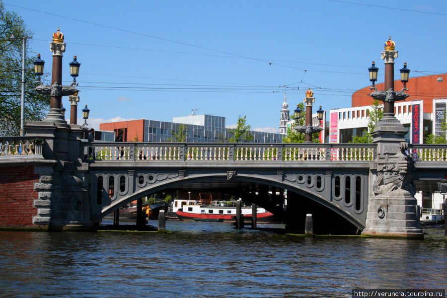 Или неожиданным эффектом  де жавю, как говорят французы. Один поворот головы и при взгляде на мост Блаувбрюг переносишься в Париж. Кстати, образцом для этого моста послужил мост Александра 3 через Сену. Амстердам, Нидерланды