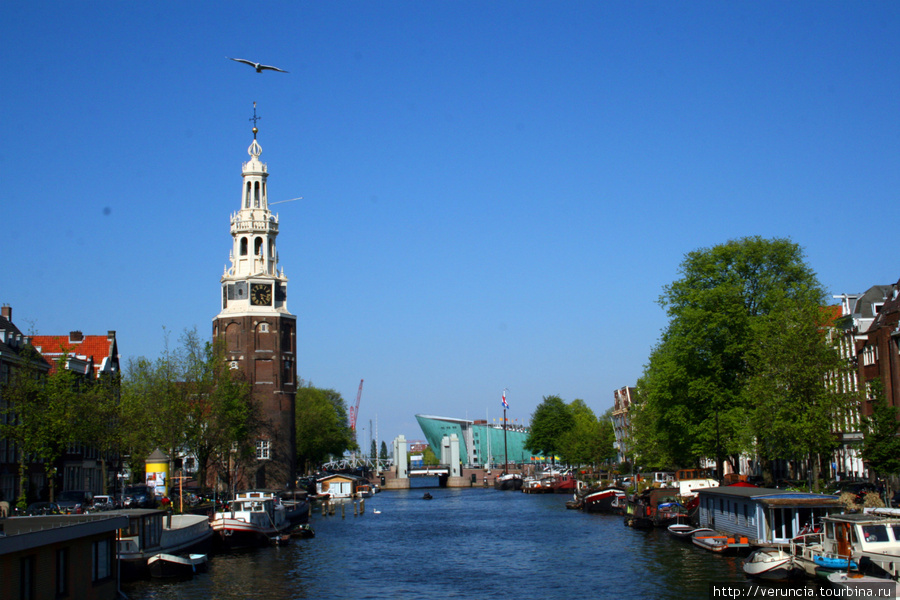 Вот церковь Синт Николаскерк и башня  Плача, служившая на исходе средневековья частью городской стены. Название свое башня получила якобы из-за громко плачущих жен моряков, окружавших ее при отплытии кораблей.

Продолжение следует. Амстердам, Нидерланды