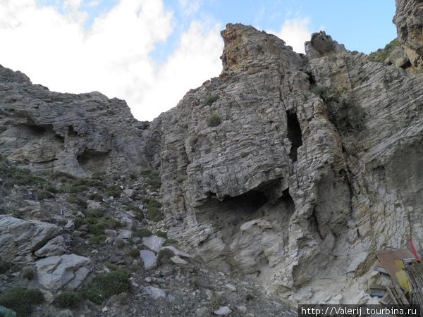 Скалы охраняют ущелье, в котором находится термальный источник Кос, остров Кос, Греция