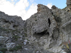 Скалы охраняют ущелье, в котором находится термальный источник