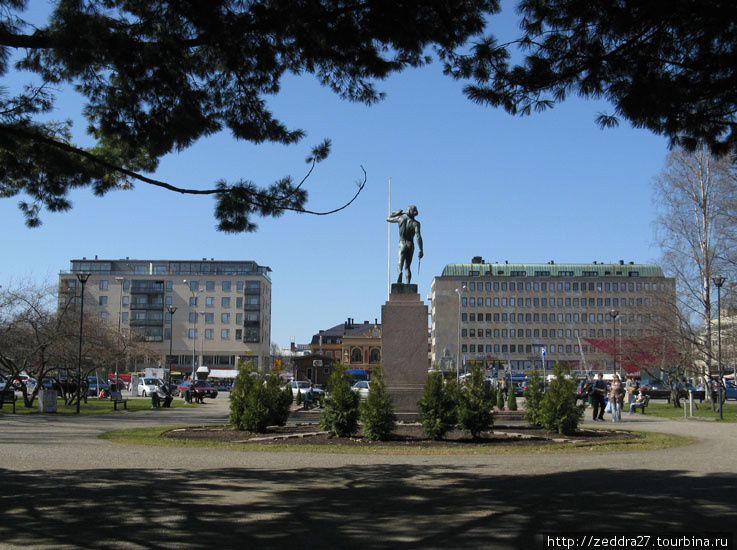 Музей Изобразительных Искусств находится прямо напротив Ратуши, надо только пройти через небольшой скверик доминантой которого служит местный ЛелЬ. Йоэнсуу, Финляндия