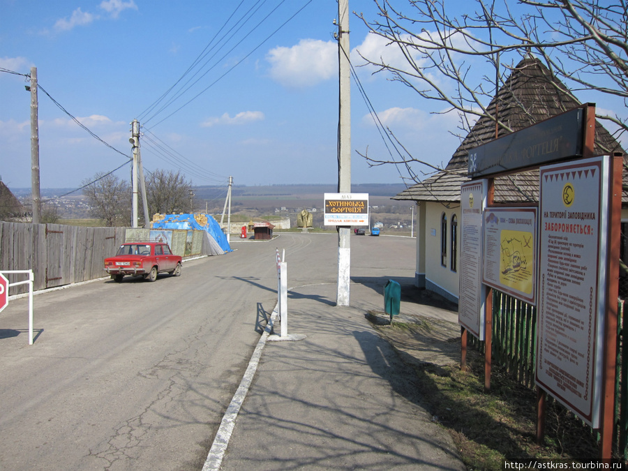 вход на территорию крепости, билетная касса — справа Хотин, Украина