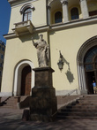 Скульптура перед входом в храм.