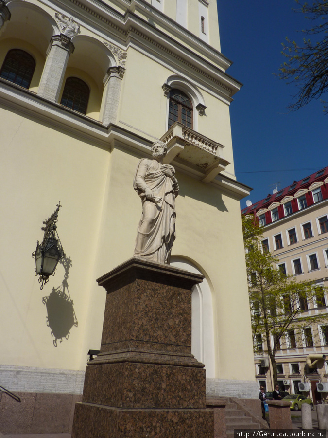 Еще одна скульптура у входа. Санкт-Петербург, Россия