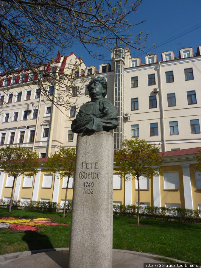 Гете спб. Бюст Гете в Санкт-Петербурге. Памятник гёте в Санкт-Петербурге. Гете памятник в СПБ. Бюст гёте в СПБ.