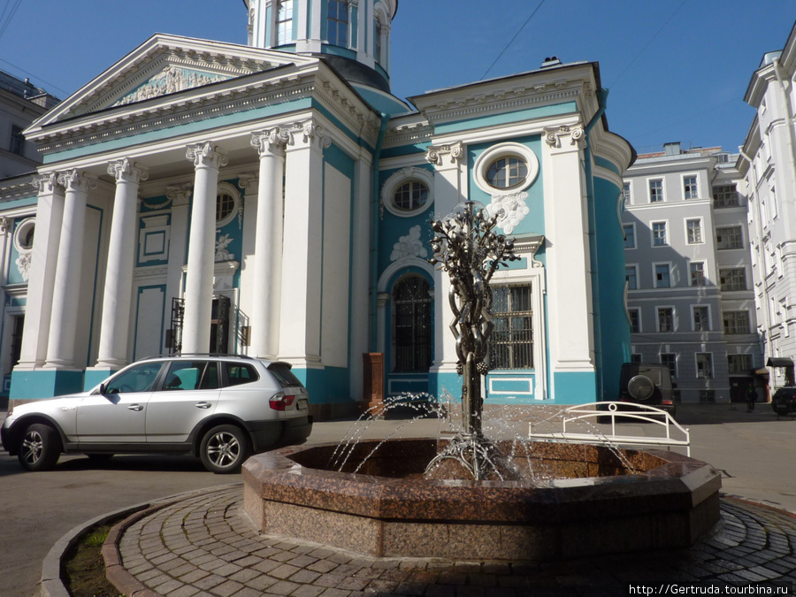 Красивый фонтан у церкви. Санкт-Петербург, Россия