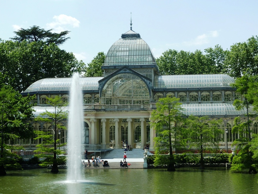 Хрустальный дворец в парке Эль Ретиро Мадрид, Испания