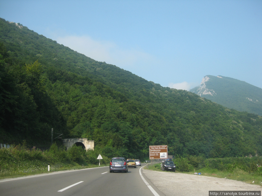 По дороге к Адриатике.. Уже с территории Сербии начались горы и сплошные тоннели. Виды потрясающие! Черногория