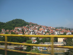 Типичное сербское селение — белоснежные дома под черепичными крышами на зелено-синем фоне