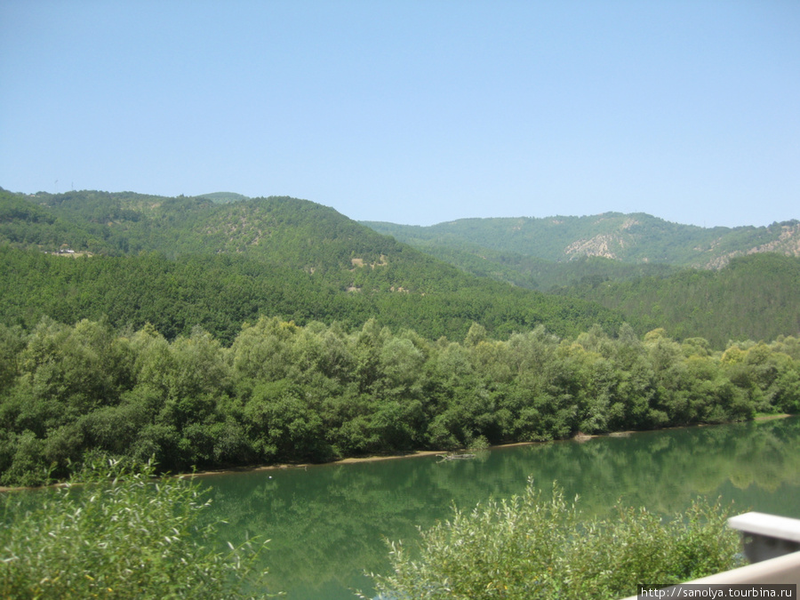 Вода в этом горном естественном озере кажется изумрудной от мелового дна, но прозрачность и чистоту его надо видеть! Мел в Сербии, кстати, добывают в промышленных масштабах, по поту видели несколько меловых комбинатов и селения возле них, все в белом, как зимой Черногория