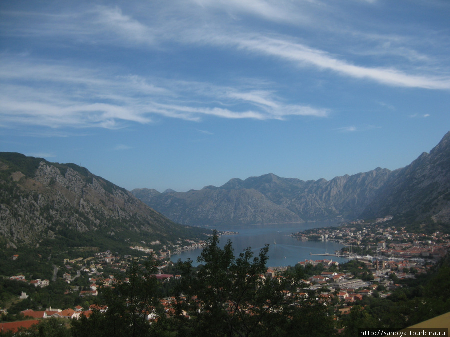 Котор — шикарный вид с серпантина при спуске в город с гор
Город расположился в бухте, окруженной горами, просто идеальное место для жизни Черногория