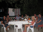 Наша дружная будванская семья  отдыхающих: за одним столом по вечерам собирались итальянцы, поляк, белоруска, черногорцы, украинцы..