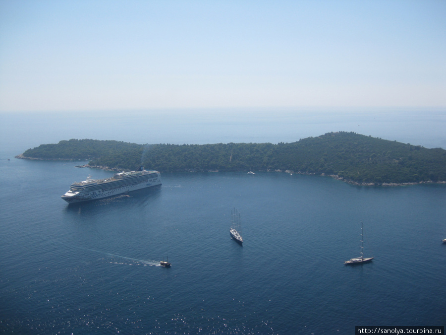 Залив возле Дубровника (Хорватия) 
То, как морские и океанские лайнеры уходят из порта Дубровника в море, просто надо было видеть! Черногория